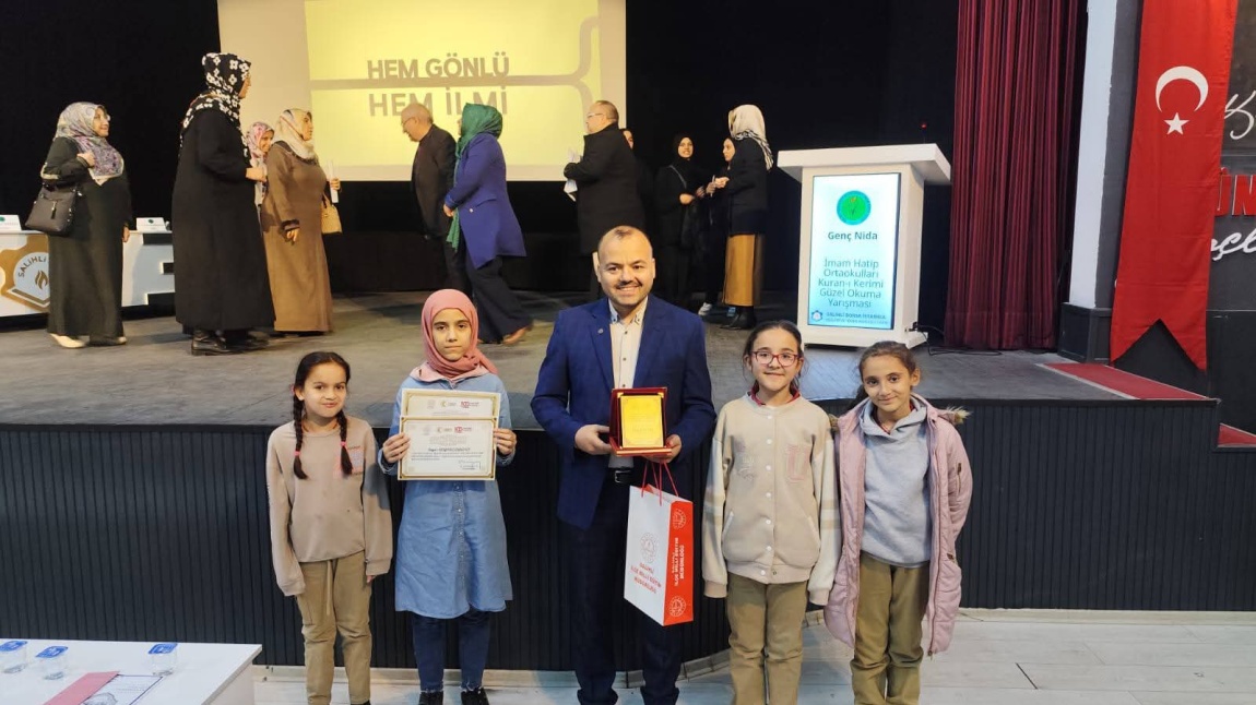Öğrencimiz Zeyna Elyusuf, Genç Nida Kuran-ı Kerimi Güzel okuma yarışmasında Manisa il birincisi olmuştur.  