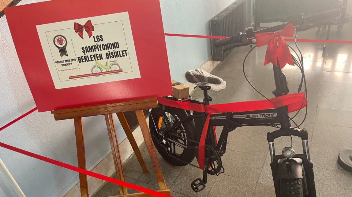 Turgutlu İmam Hatip Ortaokulu'nda LGS Türkiye şampiyonu olacak öğrencilerimizin hediyesi (elektrikli bisiklet) hazır.